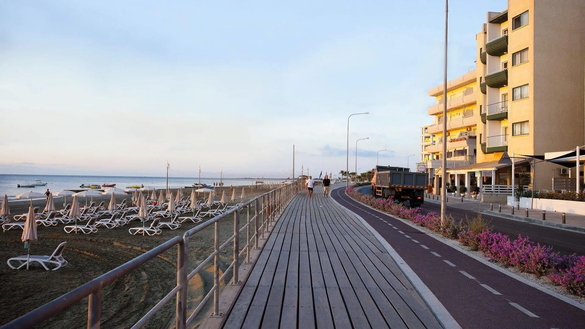 Costantiana Beach Hotel Apartments Larnaca 3*,