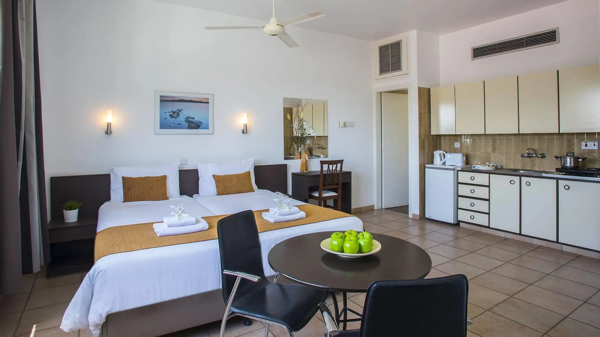 Costantiana Beach Hotel Apartments Larnaca 3*,
