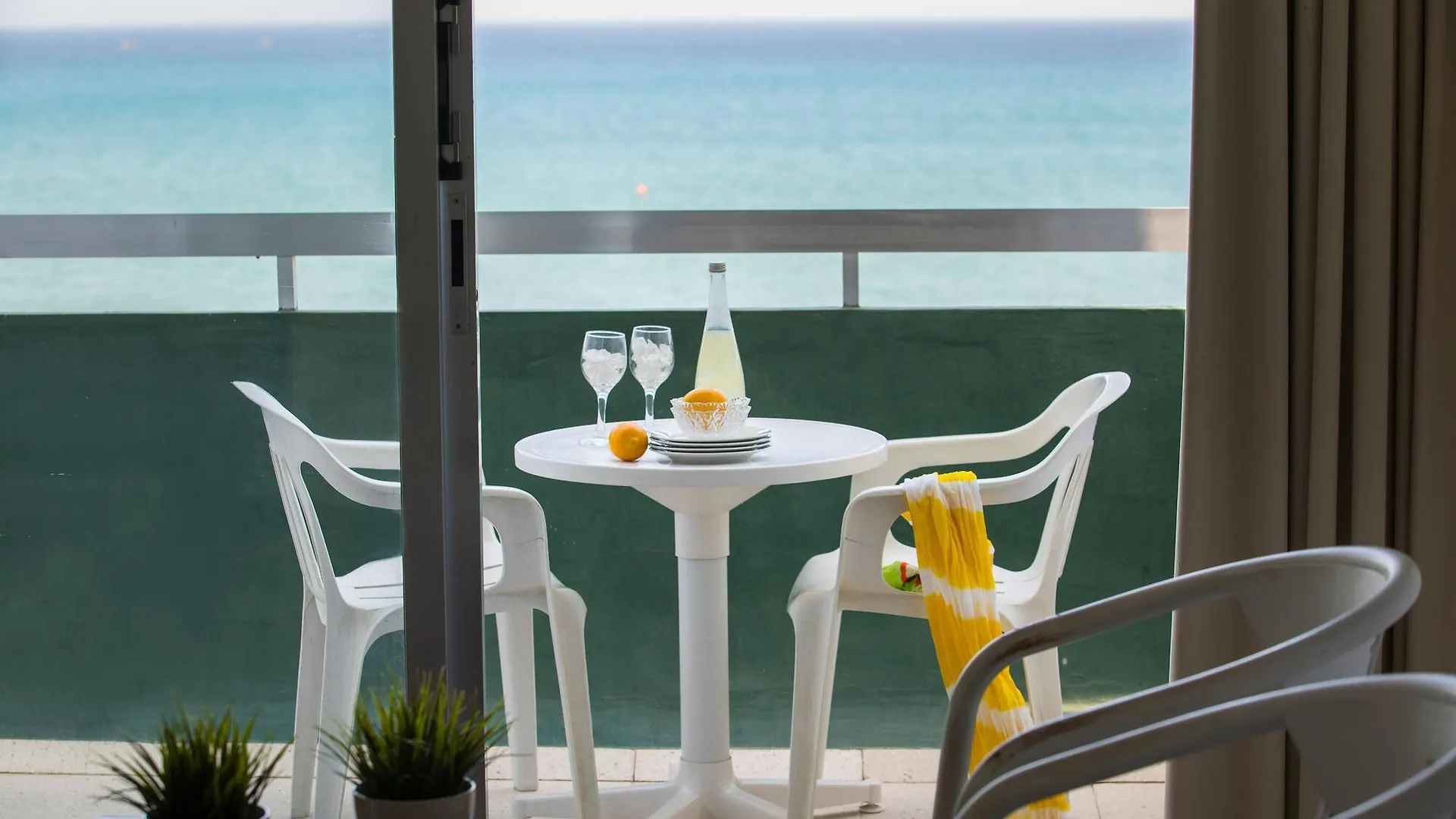 Costantiana Beach Hotel Apartments Larnaca 3*,